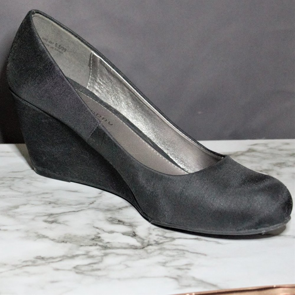 BLACK WEDGE